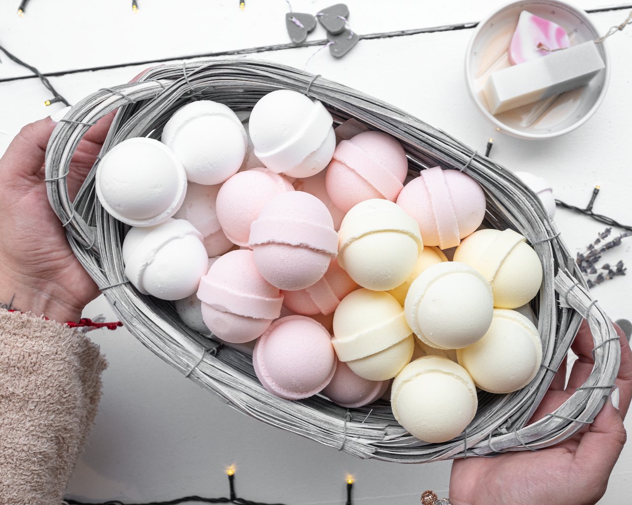 Panier contenant des bombes de bain de couleurs différentes.