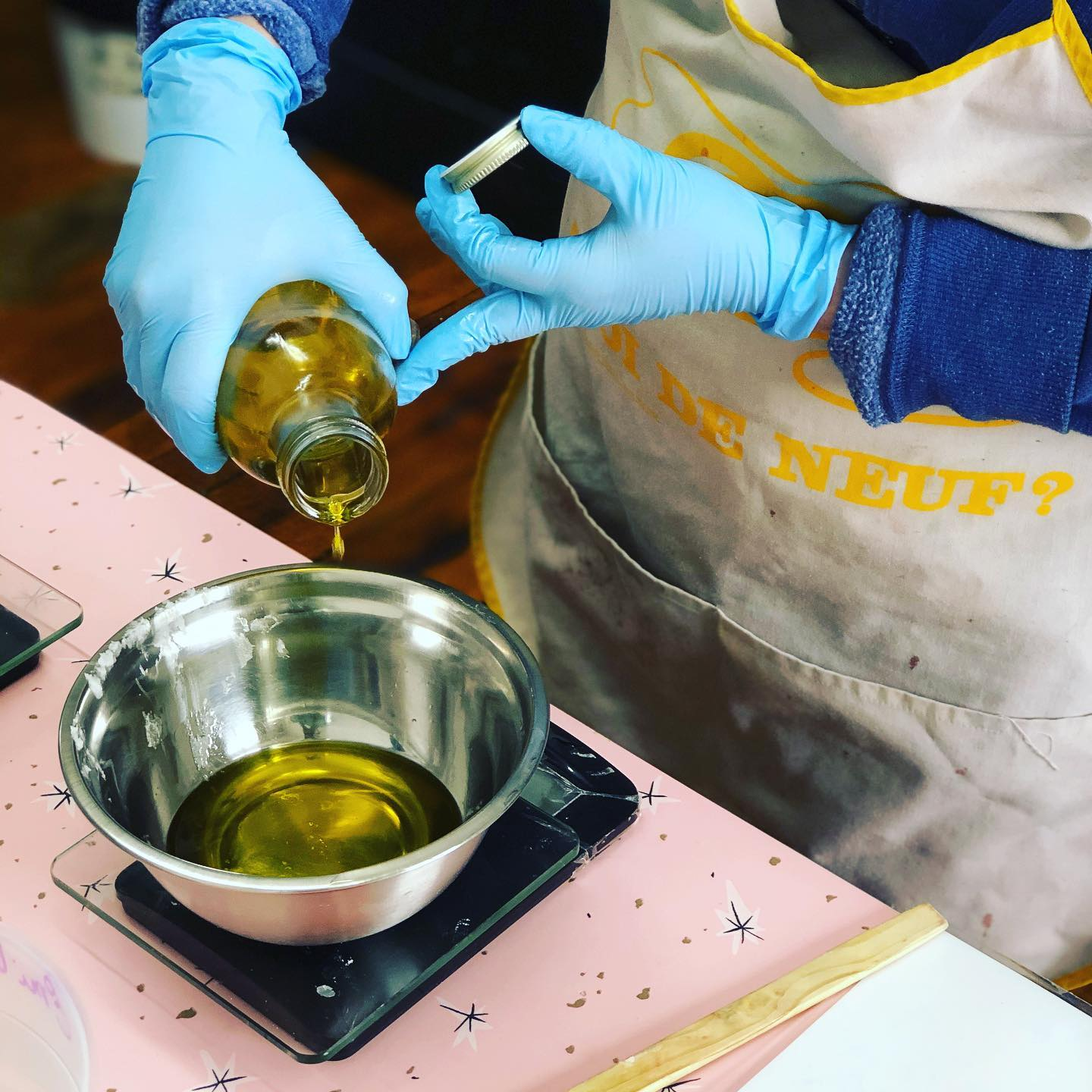 Ateliers de Création de Savons 2024  Atelier de saponification à froid (SAF)  Ouvert aux débutants et amateurs (16+) Durée : environ 3 heures Fabriquez 8 pains de savon Résumé de l'atelier fourni Détails :  Dimanches 10h-13h Stationnement gratuit boulevard Saint-Laurent Annulation : informer une semaine à l'avance, sinon pas de remboursement/reprise Ateliers privés disponibles pour groupes de 8+  Accessibilité : Personnes à mobilité réduite bienvenues