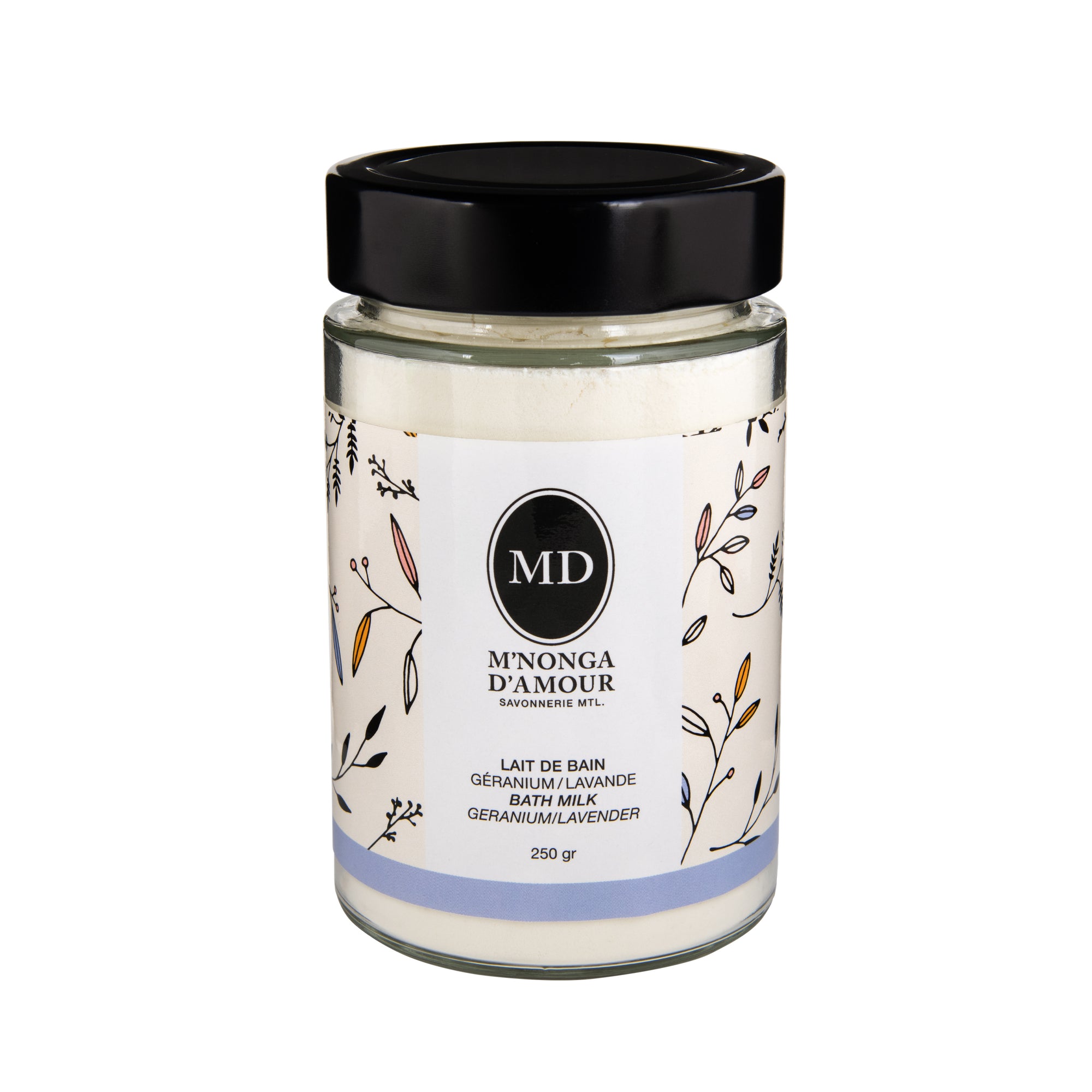 Contenant en verre de 250 g ou de 40 g. Le lait en poudre pour le bain.  Produit idéal pour une expérience de détente et de douceur. Sur le dessus, il y a des boutons de fleurs. Enrichi en beurre de cacao, il laisse la peau douce et délicatement parfumée au géranium et la lavande.