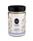 Contenant en verre de 250 g ou de 40 g. Le lait en poudre pour le bain.  Produit idéal pour une expérience de détente et de douceur. Sur le dessus, il y a des boutons de fleurs. Enrichi en beurre de cacao, il laisse la peau douce et délicatement parfumée au géranium et la lavande.