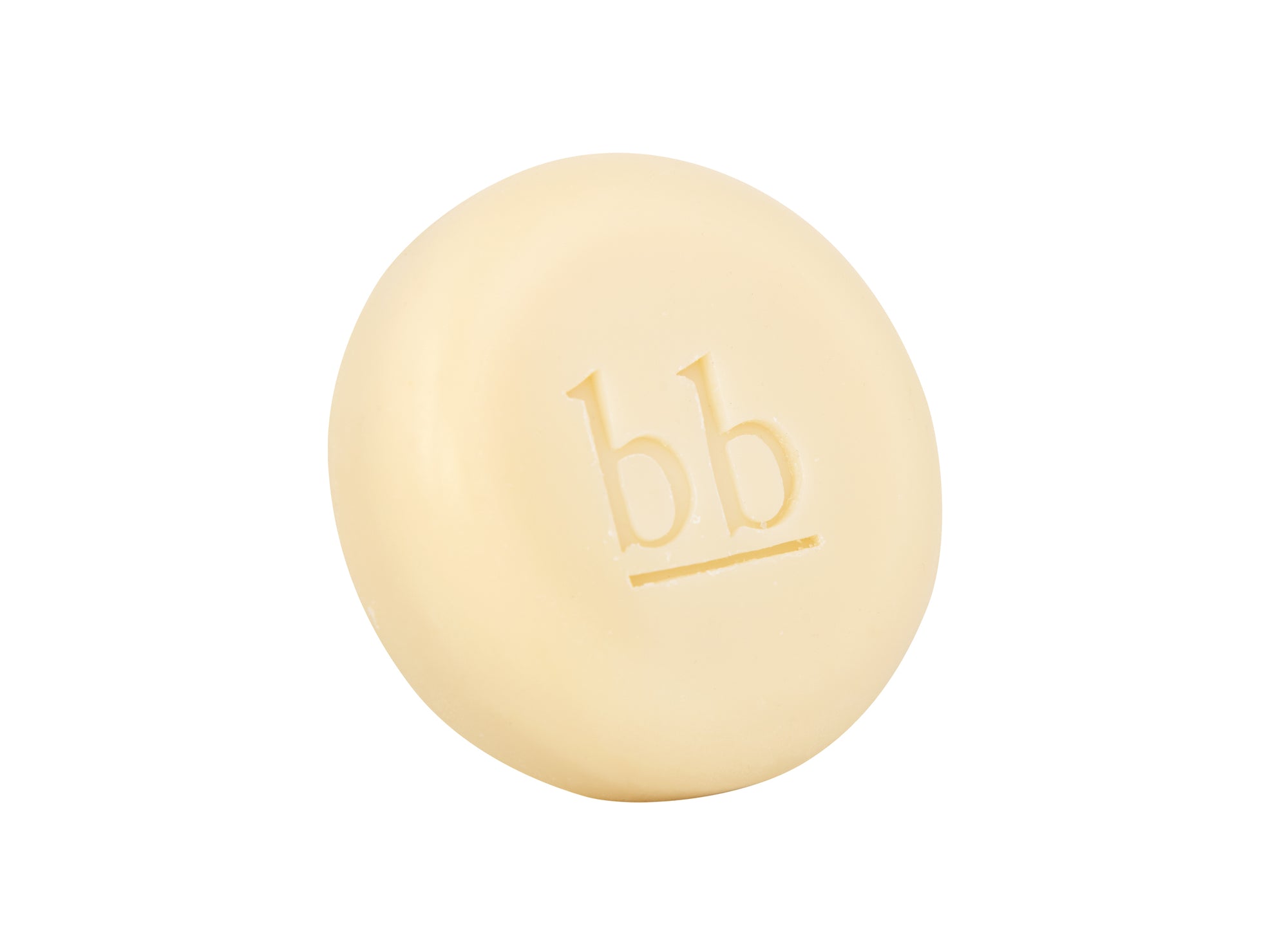 Le savon BB est rond et pèse 60 g. Il contient des huiles végétales et du lait d’avoine fait à la main. Il est pour les bébés, mais peut être utilisé pour les peaux les plus sensibles. Surgras à 12%.
