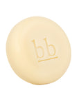 Le savon BB est rond et pèse 60 g. Il contient des huiles végétales et du lait d’avoine fait à la main. Il est pour les bébés, mais peut être utilisé pour les peaux les plus sensibles. Surgras à 12%.