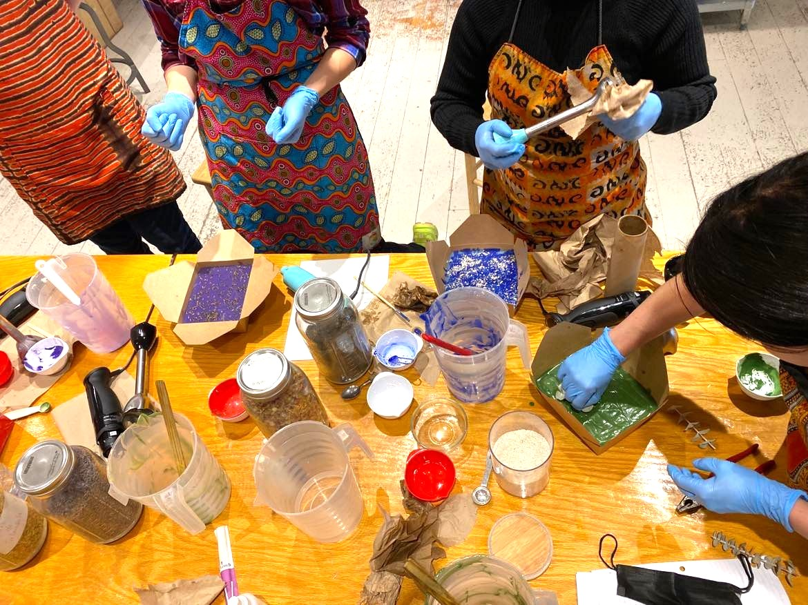 On voit une personne qui fait du savon.