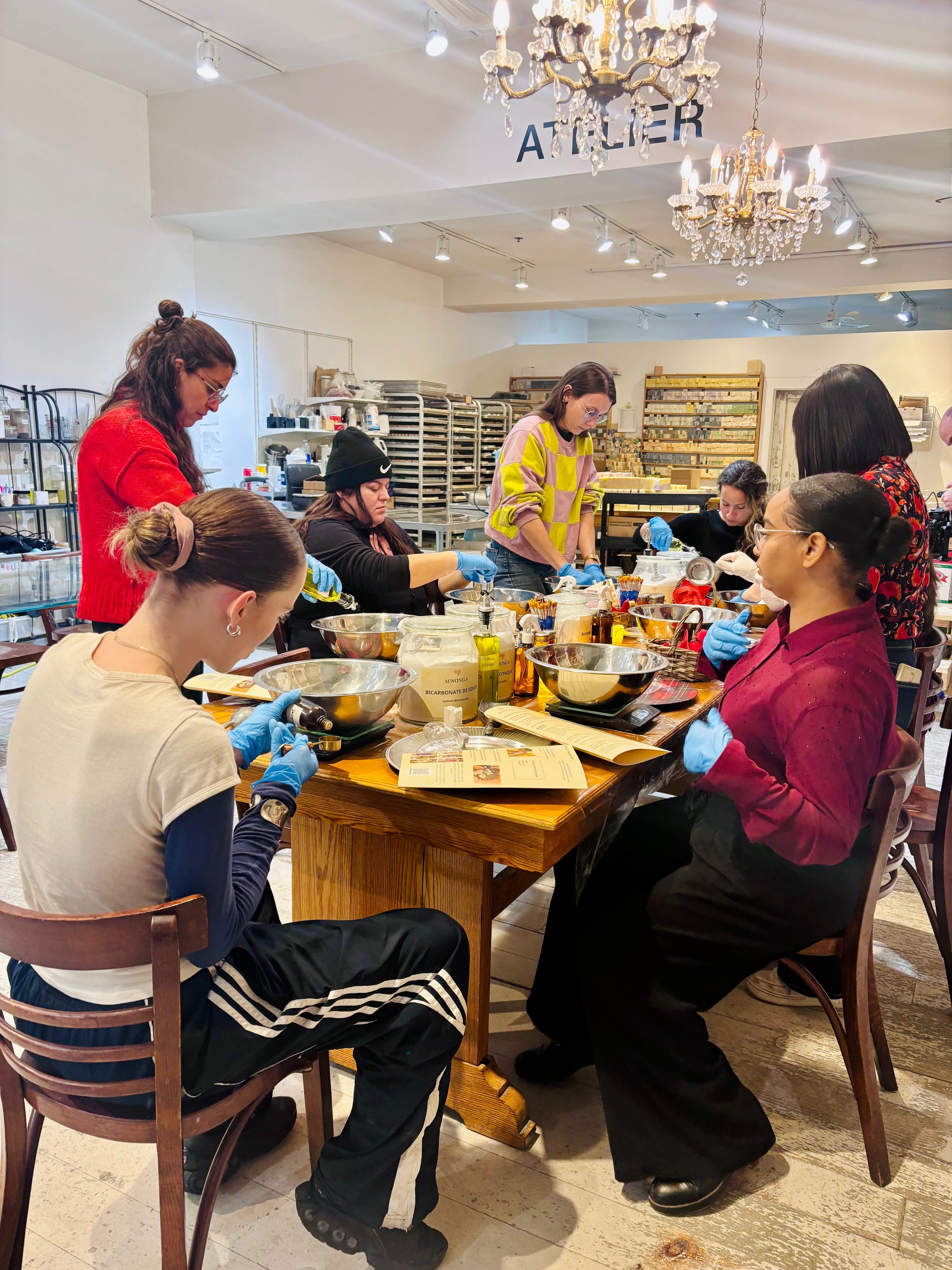 On voit une personne qui fait du savon.