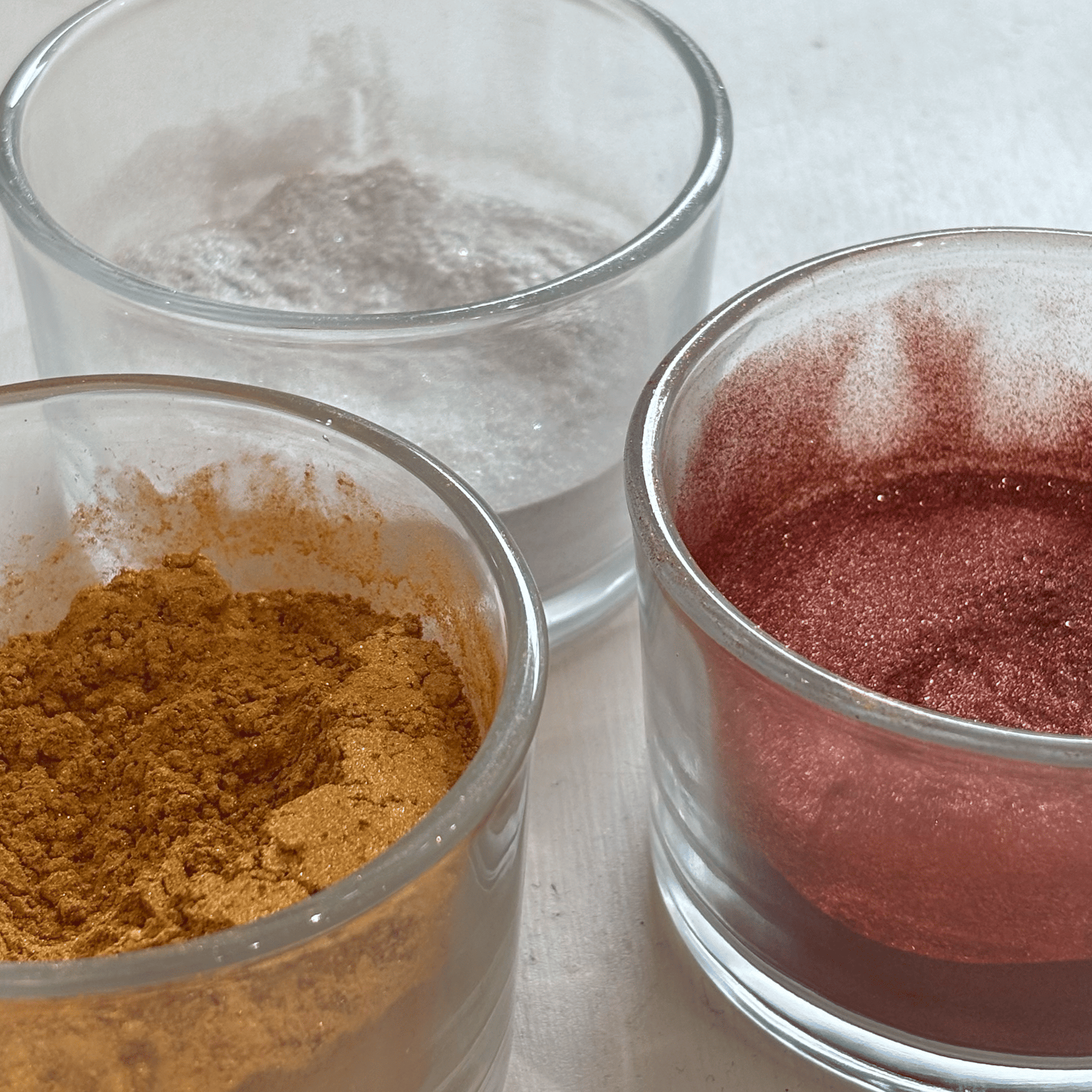 Choix de pigments dorés, rose gold et argent - atelier M'Nonga Montréal