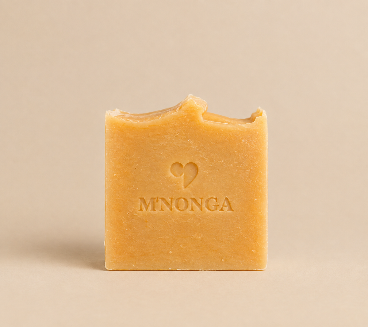 Découvrez notre savon artisanal Citrouille, aux huiles d’olive, tournesol, karité et abricot, parfumé aux notes d’orange, cannelle et cèdre.